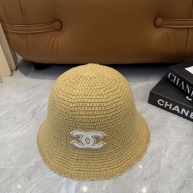Вязаная шапка-чаша CHANEL, выполненная