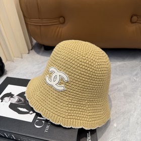 Вязаная шапка-чаша CHANEL, выполненная