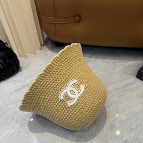 Вязаная шапка-чаша CHANEL, выполненная