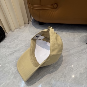 [CHANEL] Новая бейсболка с лаконичной 