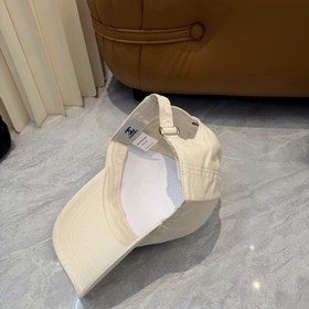 [CHANEL] Новая бейсболка с лаконичной 