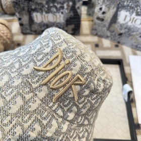 Новая модель рыбацкой кепки Dior из ор