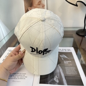 DIOR： на официальном сайте одновременн