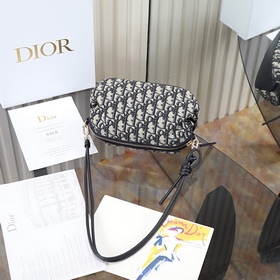 Эта сумочка Dior Bow , выполненная в 