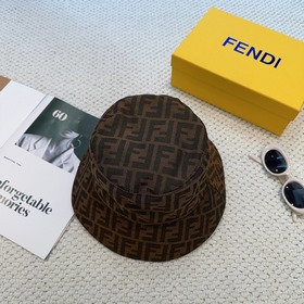Прекрасная рыбацкая кепка FENDI с клас