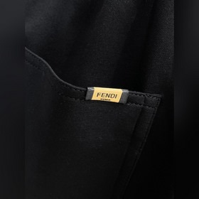 Fendi, с полным набором логотипов — но