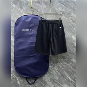 Fendi, с полным набором логотипов — но