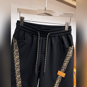 Fendi, с полным набором логотипов — но