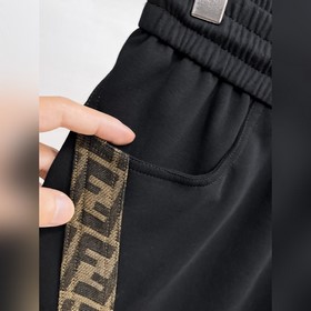 Fendi, с полным набором логотипов — но