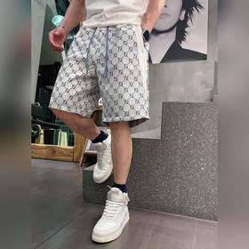 Fendi, с полным набором логотипов — но