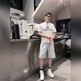 Fendi, с полным набором логотипов — но