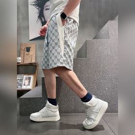 Fendi, с полным набором логотипов — но