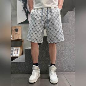 Fendi, с полным набором логотипов — но
