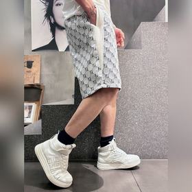 Fendi, с полным набором логотипов — но