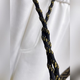 Fendi, с полным набором логотипов — но