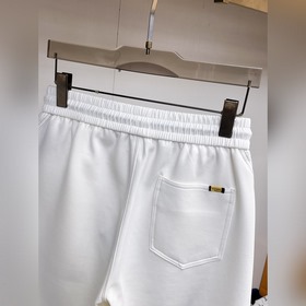 Fendi, с полным набором логотипов — но