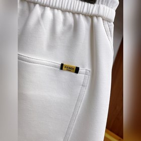 Fendi, с полным набором логотипов — но