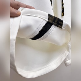 Fendi, с полным набором логотипов — но