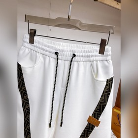 Fendi, с полным набором логотипов — но