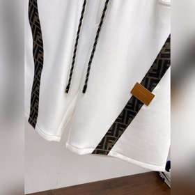 Fendi, с полным набором логотипов — но