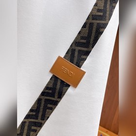 Fendi, с полным набором логотипов — но