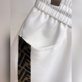 Fendi, с полным набором логотипов — но