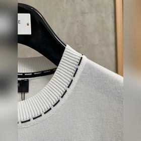 Новая модель трикотажного свитера с ко
