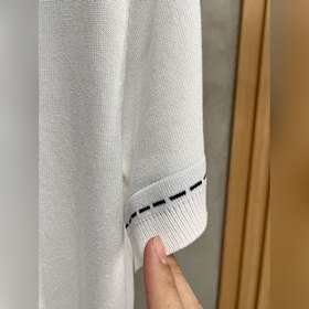 Новая модель трикотажного свитера с ко