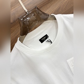 Новая модель футболки Fendi, выполненн