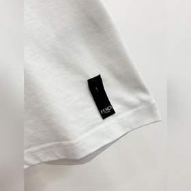 Новая модель футболки Fendi, выполненн