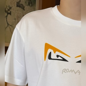 Fendi — классическая белая футболка с 