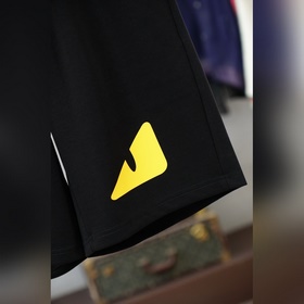 Fendi — модный комплект из тонких шорт