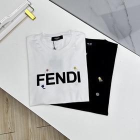 Fendi： премьера новой весенне-летней к