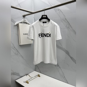 Fendi： премьера новой весенне-летней к