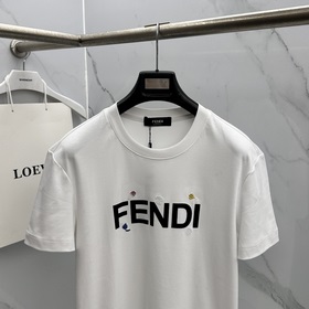 Fendi： премьера новой весенне-летней к