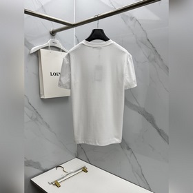 Fendi： премьера новой весенне-летней к
