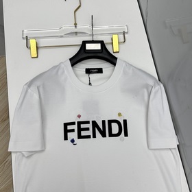 Fendi： премьера новой весенне-летней к