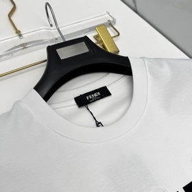 Fendi： премьера новой весенне-летней к