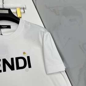 Fendi： премьера новой весенне-летней к