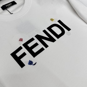 Fendi： премьера новой весенне-летней к