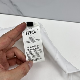 Fendi： премьера новой весенне-летней к
