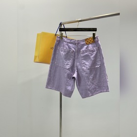 Цена пиджака — 3500, цена шорт — 2700.