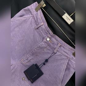 Цена пиджака — 3500, цена шорт — 2700.
