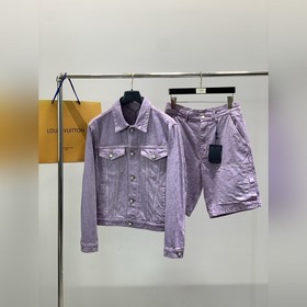Цена пиджака — 3500, цена шорт — 2700.