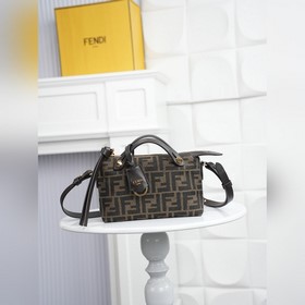Оригинальная модель FENDI — новая сумк