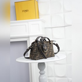 Оригинальная модель FENDI — новая сумк