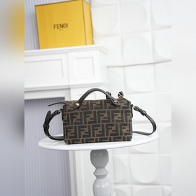 Оригинальная модель FENDI — новая сумк