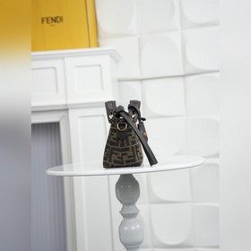 Оригинальная модель FENDI — новая сумк