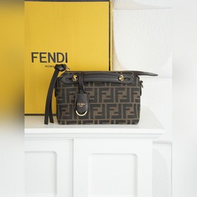 Оригинальная модель FENDI — новая сумк