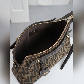 Оригинальная модель FENDI — новая сумк